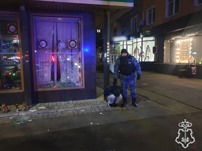 В Калининграде росгвардейцы по горячим следам задержали мужчину, проникшего в ювелирный магазин