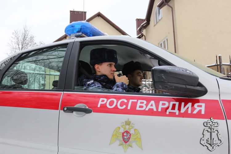 В Балтийске росгвардейцы задержали мужчину, ударившего женщину на остановке общественного транспорта