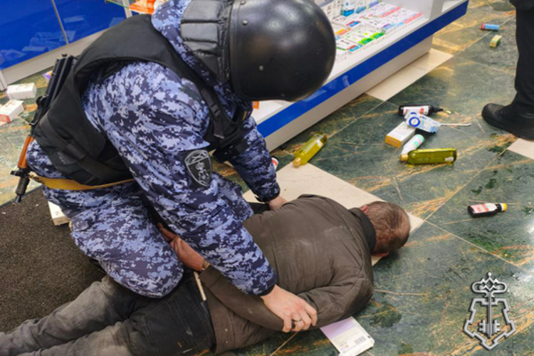 В Калининграде росгвардейцы задержали мужчину, устроившего дебош в аптеке